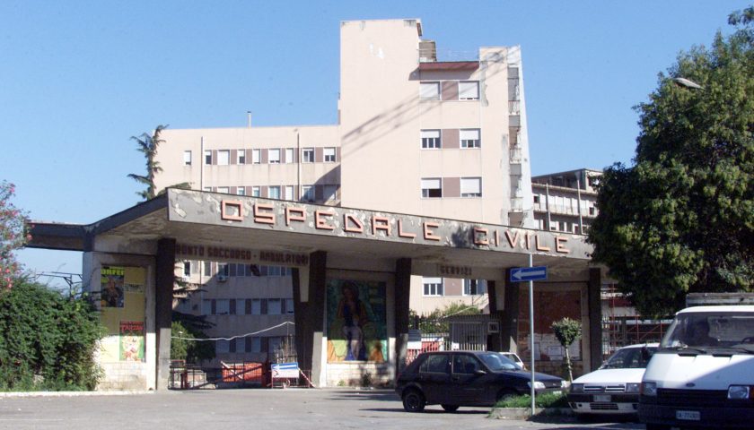 Scafati, si incendia la baracca e un operaio muore ustionato in ospedale a Pagani