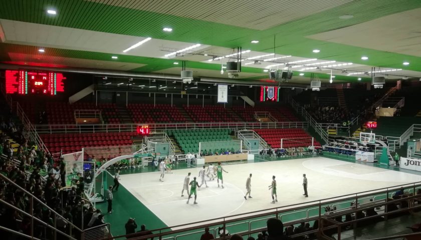 Violenza e minacce durante la partita di basket Avellino/V. Arechi Salerno: doppio Daspo a un tifoso salernitano e obbligo di firma