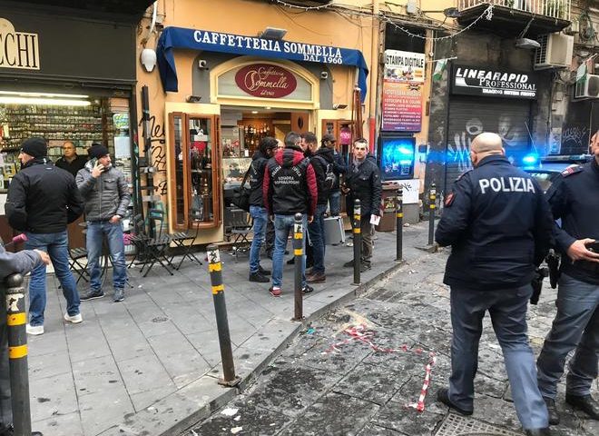 Napoli, agguato alla Pignasecca: uomo gambizzato in un bar. Studenti in fuga