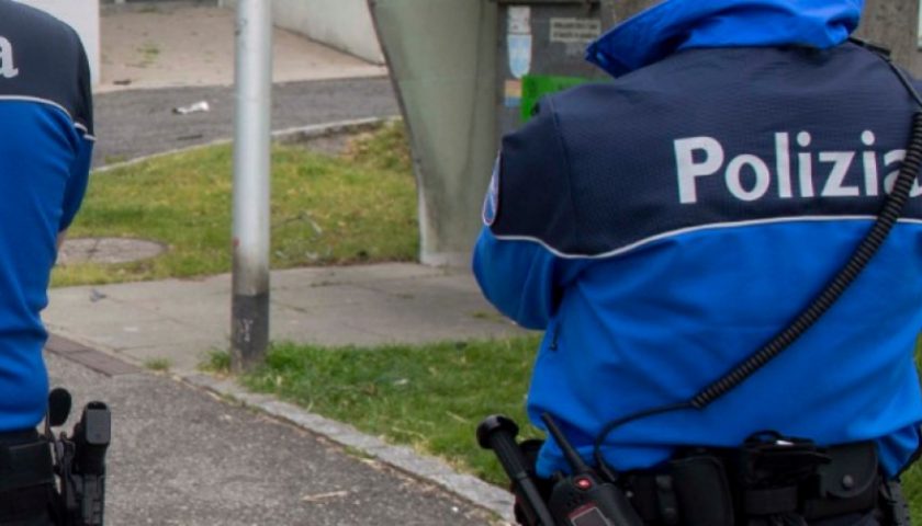 Nocera Inferiore, 5 colpi di pistola contro la porta di un bar in via Balbo