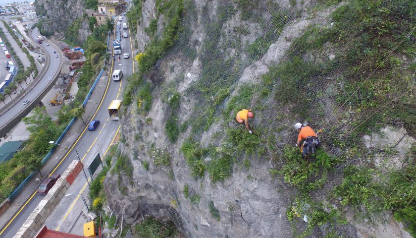 Cadono pietre in strada, rocciatori in azione in via Benedetto Croce