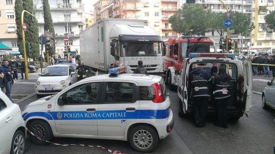 Investita sulle strisce pedonali da un autocarro a Roma, muore salernitana di 42 anni