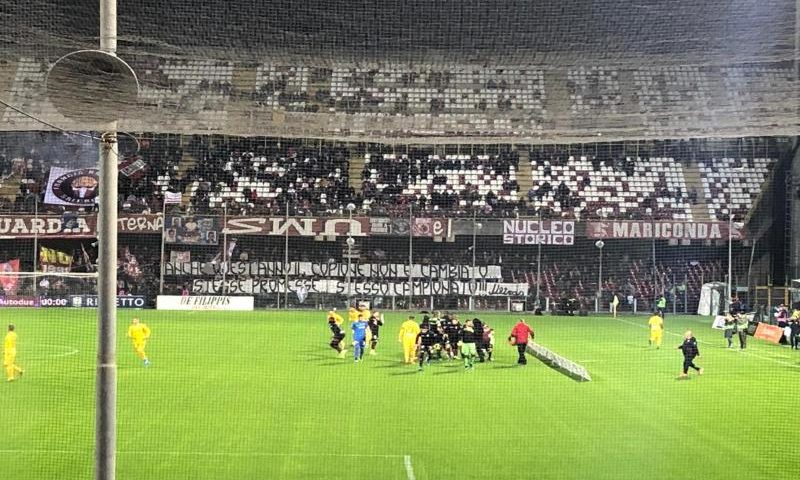 Cade nel fossato dell’Arechi durante la partita della Salernitana, politrauma per un tifoso granata