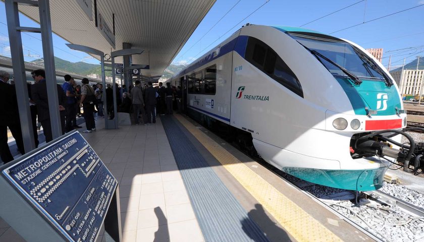 Metro a Salerno, Celano (Forza Italia) interroga il sindaco: “Rivendite senza biglietti, utenza penalizzata e a rischio sanzioni”