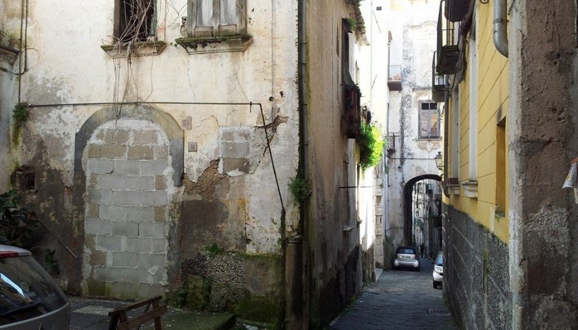 Parcheggio selvaggio in via Tasso,Roberto Celano: “Paletti anti-sosta”