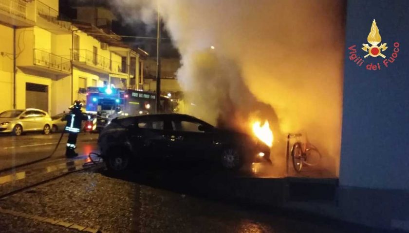 Tre auto in fiamme a Nocera Inferiore, indagini della Polizia