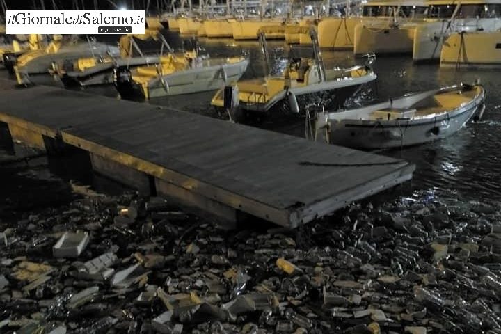 Incredibile mareggiata di plastica al porto di Salerno: