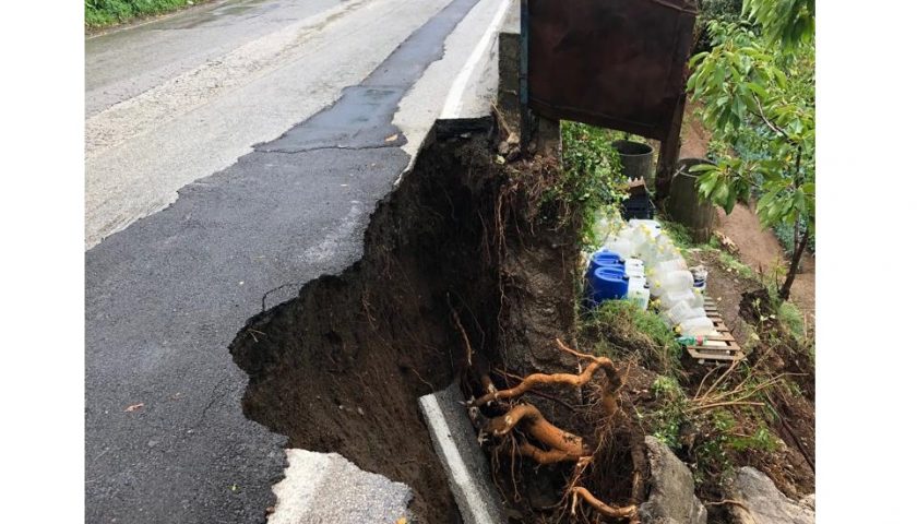 Corbara – Smottamenti a seguito del maltempo. Crollato un pezzo di strada