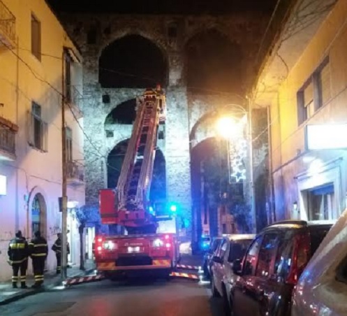 Calcinacci dall’Acquedotto Medioevale, chiusa via Velia a Salerno