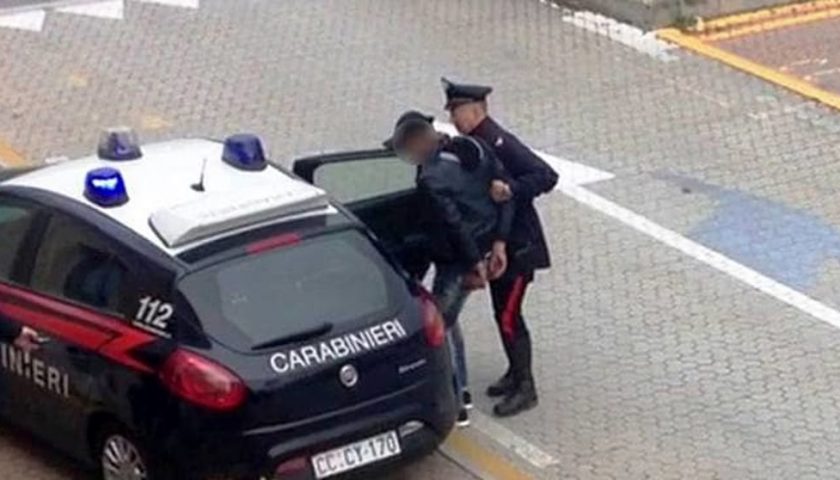 Furto nella ricevitoria in via Nuova Chiunzi a Maiori, arrestato un 24enne: incastrato dalle telecamere