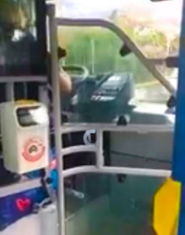 Autista mangia al volante su bus di linea per Angri – VIDEO CHOC