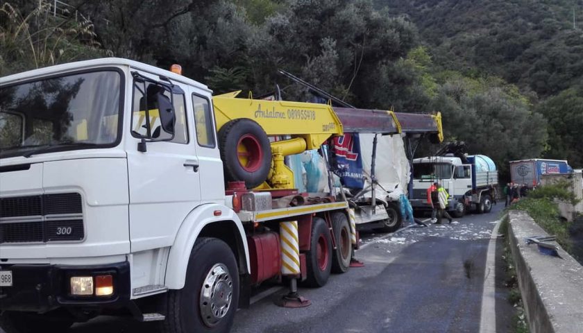 Autoarticolato si ribalta tra Erchie e Cetara, traffico in tilt sull’Amalfitana