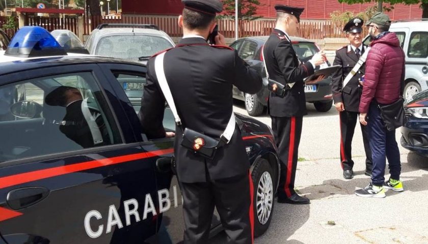 Fermano la madre per i controlli sulle misure di contrasto al coronavirus e si scaglia contro i carabinieri, 30enne arrestato a Siano