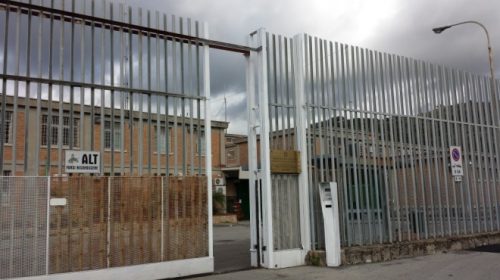 Salerno, detenuto tenta la fuga dal carcere durante l’ora d’aria