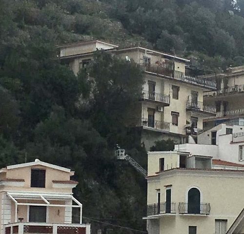 Cetara, albero si abbatte sulla strada: intervento dei Vigili del Fuoco, traffico in tilt