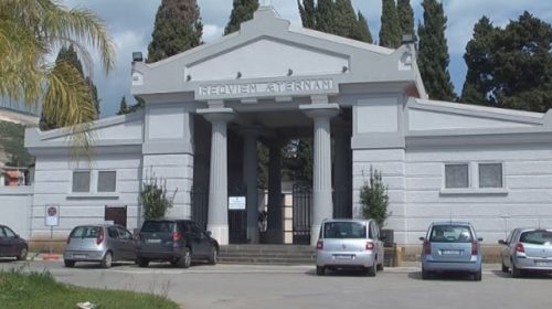 Battipaglia, furto al cimitero: rubata borsa di un’anziana, la figlia denuncia
