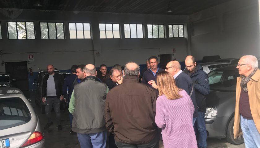 Operai del Corisa 2 protestano davanti al palazzo della Provincia, incontro con il vice presidente