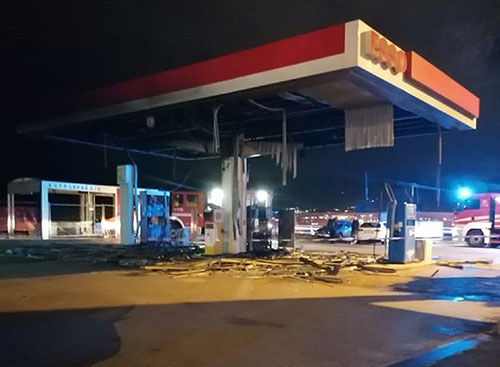 Salerno, incendio distrugge distributore ‘Esso’ sul Lungomare Colombo