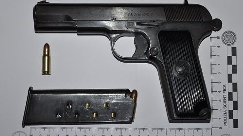 Pistola e placca falsa dei carabinieri, arrestato salernitano