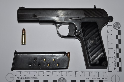 Pistola e placca falsa dei carabinieri, arrestato salernitano