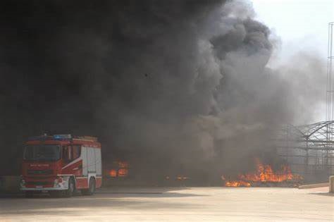 Incendio all’ex discoteca Camino Real di Pontecagnano: colonna di fumo nero visibile da Salerno