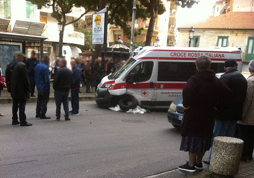 Ambulanza della Croce Rossa sbanda e finisce contro un marciapiedi: paura a Pastena