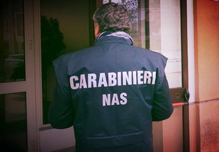 Blitz dei carabinieri del Nas, sotto sequestro 39 tonnellate di alimenti privi di tracciabilità. Negozio chiuso