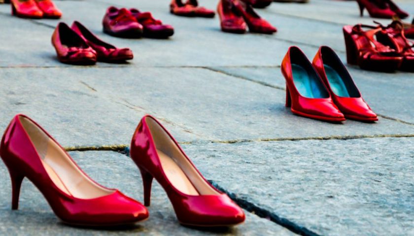 Cava de’ Tirreni, scarpe rosse in piazza Duomo per la giornata contro la Violenza sulle Donne