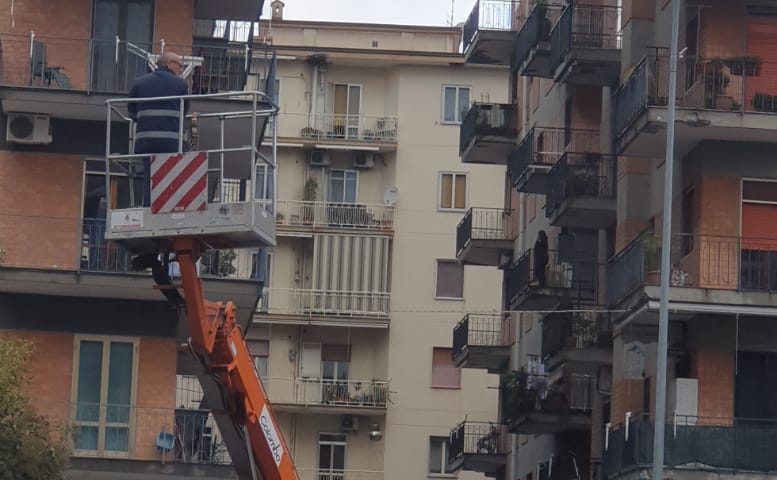 Operai per la pubblica illuminazione a lavoro senza casco protettivo, l’ira di Vicinanza della Cisal