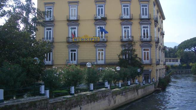 Scafati, accessi limitati al Comune per consiglieri e amministratori. La minoranza: “Palazzo Mayer non è casa del sindaco”