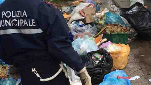 Abbandono di rifiuti, controlli di Polizia Municipale e Salerno Pulita: fioccano i verbali