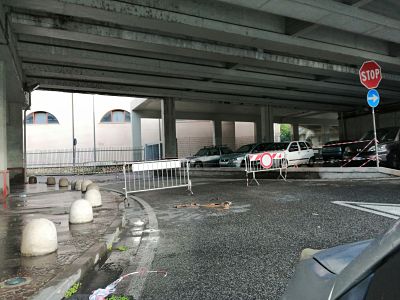 Cadono calcinacci dal ponte di Fratte, transennata l’area