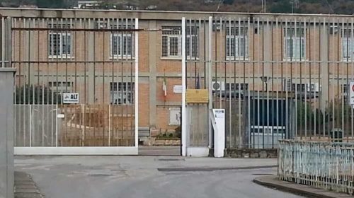 Droga e telefonini nel carcere di Fuorni, chieste 8 condanne. Agente penitenziario e compagna a rischiano insieme 30 anni