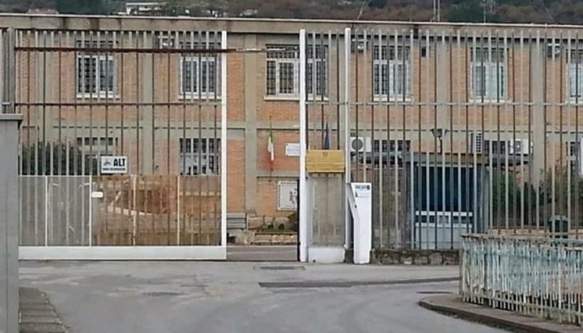 Droga e telefonini nel carcere di Fuorni, chieste 8 condanne. Agente penitenziario e compagna a rischiano insieme 30 anni