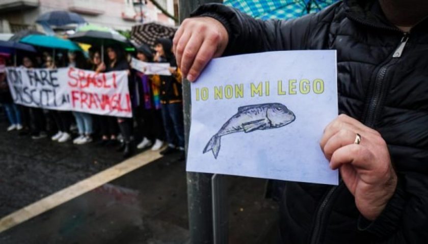 Flash mob delle sardine in piazza Amendola con pensionati e partigiani