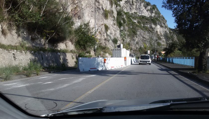 Rocciatori in via Benedetto Croce: sulla Statale 18: tra Vietri e Salerno si circola a senso unico alternato, disagi per gli automobilisti