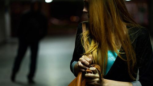 Salerno, imprenditore della Movida accusato di stalking nei confronti della ex: a rischio condanna