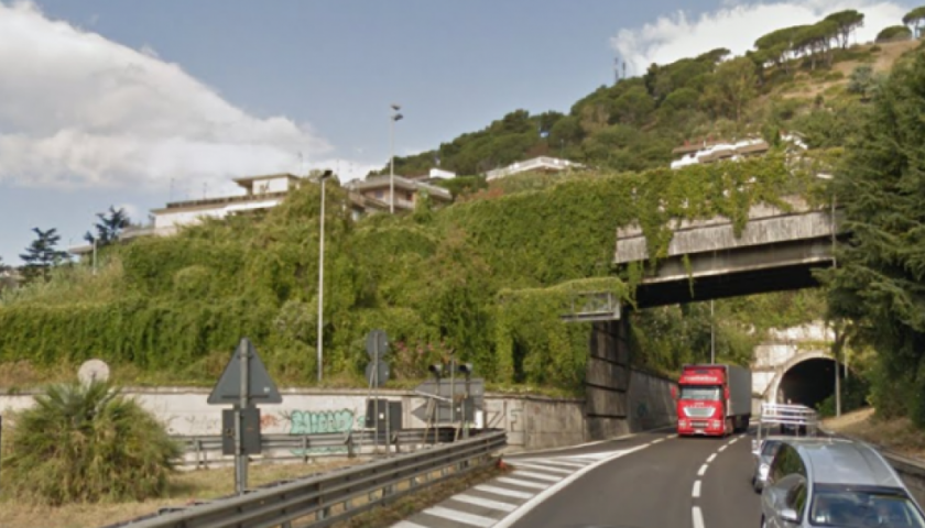 Schianto in tangenziale a Salerno, in gravi condizioni un motociclista di 40 anni