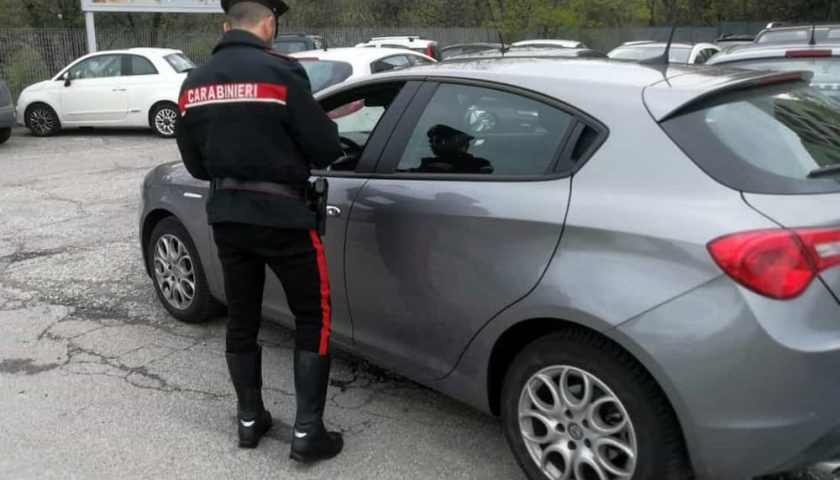 Nocera Inferiore, guida con la patente scaduta: fermato, tenta di corrompere i carabinieri con 50 euro. Arrestato