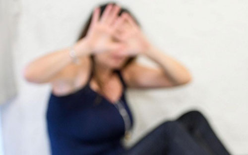 Botte alla moglie perchè l’aveva lasciato, la Procura: “Marito violento subito alla sbarra”