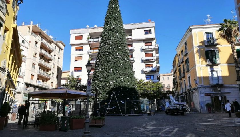 Salerno: stasera l’accensione del maxi albero di Natale in Piazza Portanova