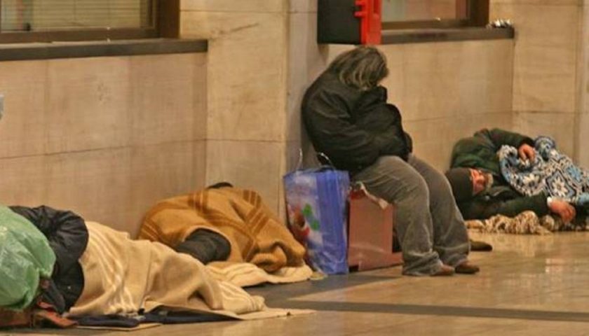 Emergenza gelo, stanziati 35mila euro: aperti metro e dormitori per i clochard al freddo. Donne ospitate dalla Caritas