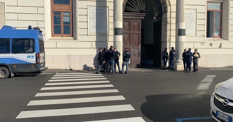 Da otto mesi senza stipendio, i lavoratori del Corisa protestano sotto la Provincia