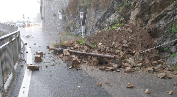 Maltempo, nuovi crolli in Costiera Amalfitana: evacuate 3 famiglie nella notte a Tramonti