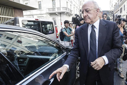 De Luca da Boscotrecase: “Chi porta la mascherina al collo è due volte imbecille”