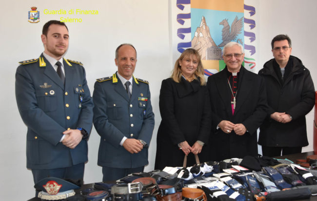 La Guardia di Finanza dona alla Caritas di Vallo della Lucania i vestiti sequestrati