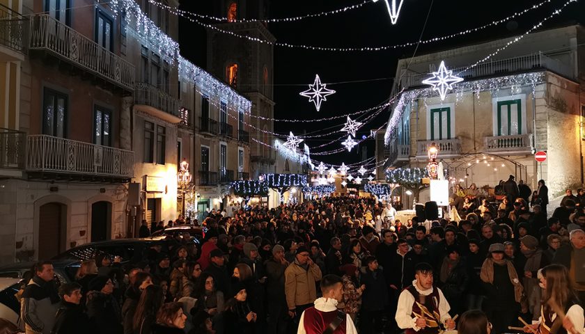 IL NATALE A TEGGIANO È UN SUCCESSO: FOLLA E APPLAUSI PER COSTANZA “WINTER EDITION”