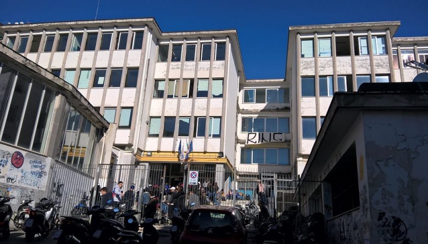 Salerno, studenti dello scientifico Da Procida protestano: scuola al gelo