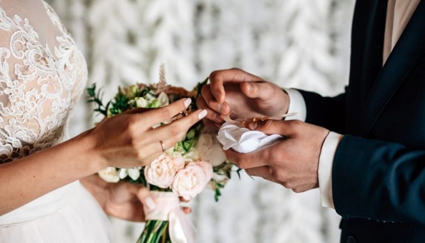Collega si sposa, un avvocato come regalo porta un “Buono” divorzio