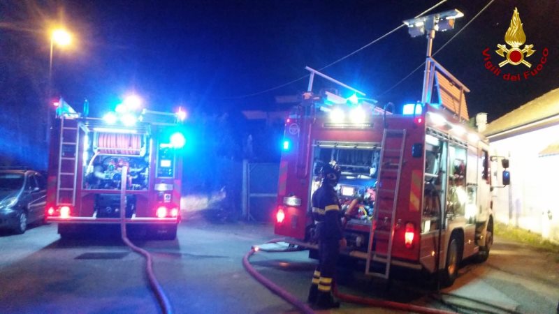 Azienda di imballaggio a fuoco durante la notte a Roccapiemonte